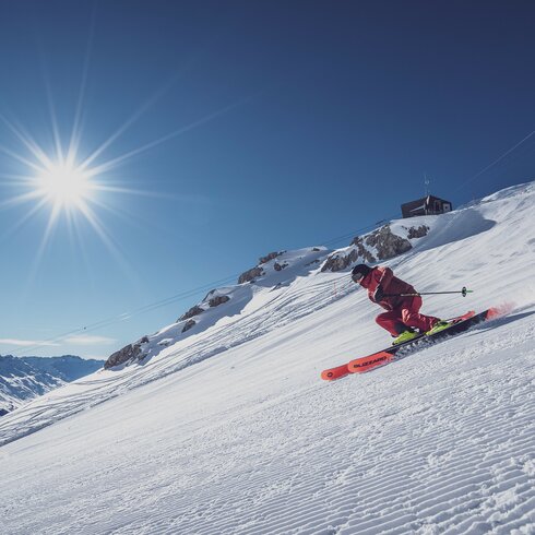 Skifahrer im Steilhang  | © Davos Klosters Mountains 