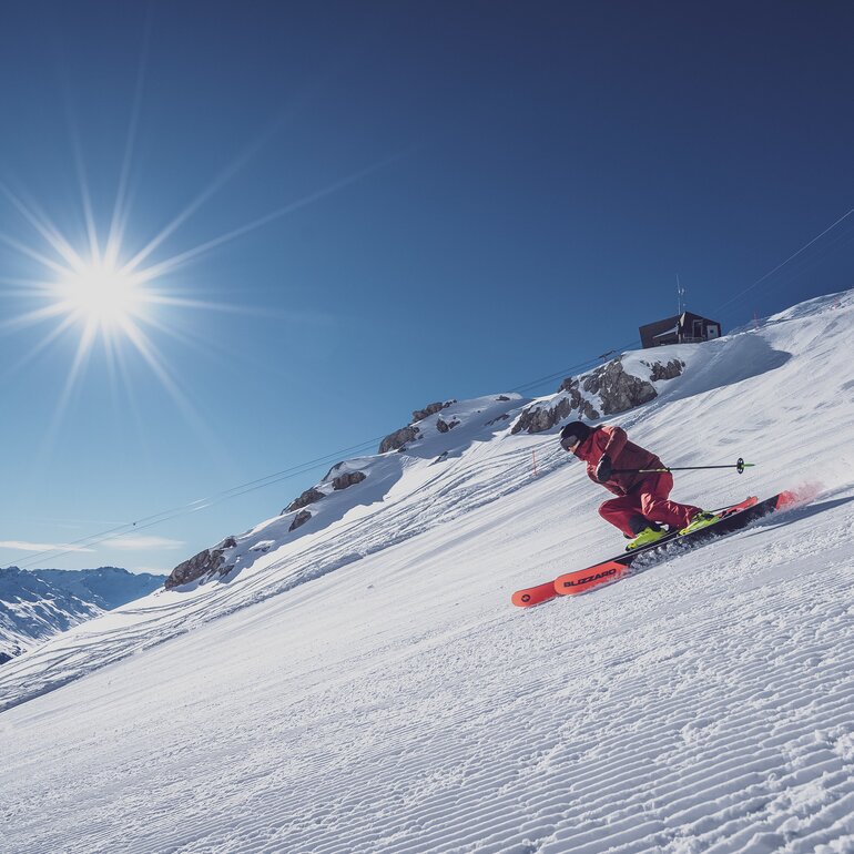 Skifahrer im Steilhang  | © Davos Klosters Mountains 