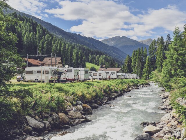 Sicht auf den Campingplatz von der Flussseite | © Davos Klosters Mountains