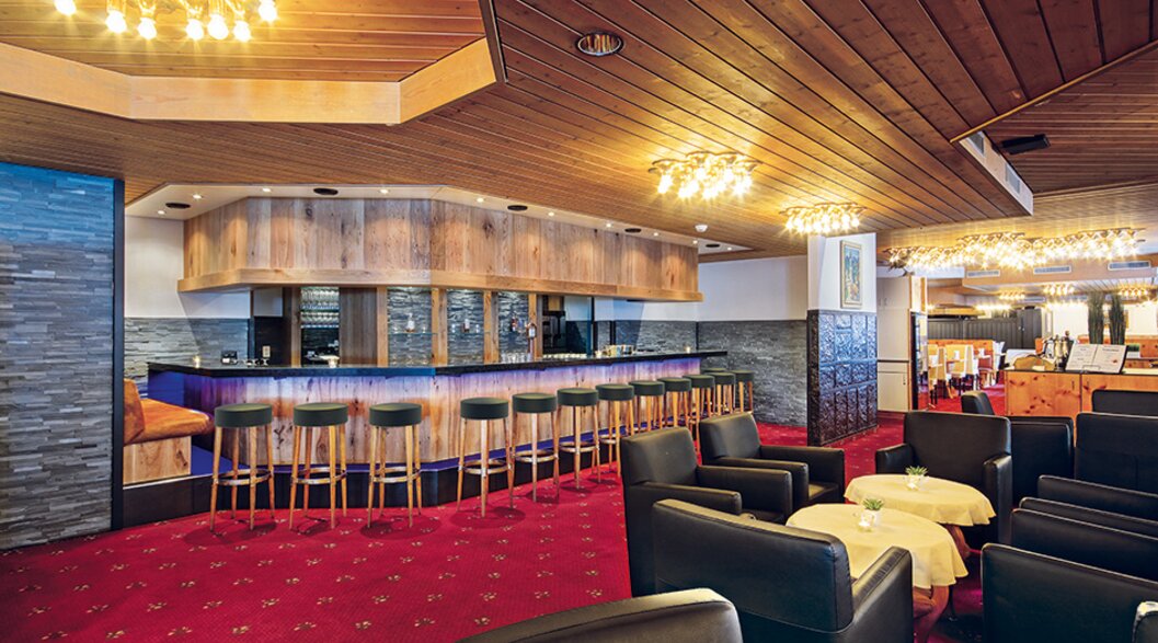Bar mit Barhockern, Salontischen und Stühlen | © Davos Klosters Mountains 