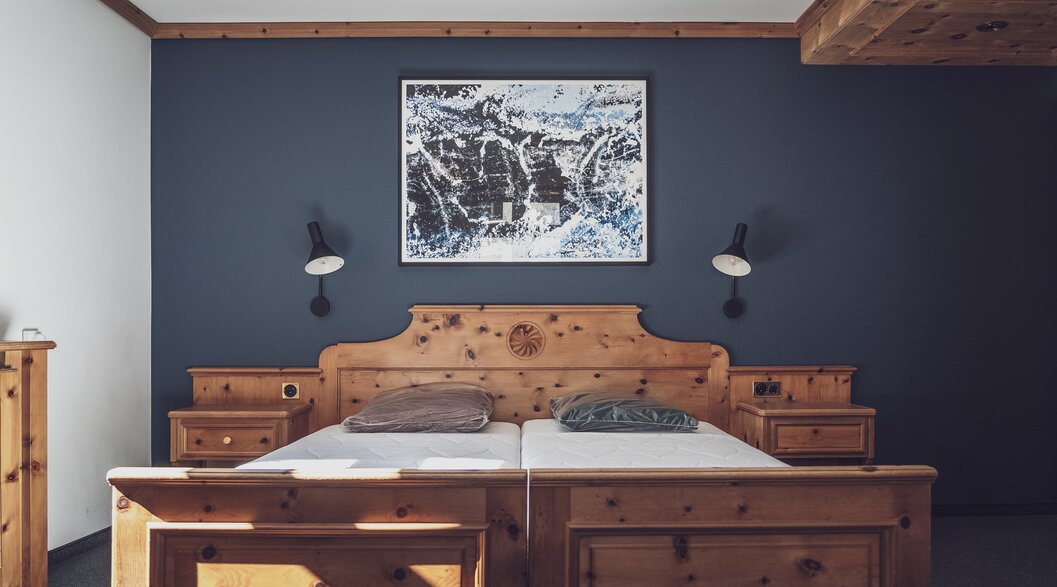 Doppelbett mit Bettwäsche und Nachtlampen | © Davos Klosters Mountains Doppelbett mit Bettwäsche und Nachtlampen | © Davos Klosters Mountains