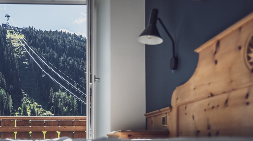 Zimmer mit Fenster und Blick auf Bergstation Jakobshorn | © Davos Klosters Mountains Zimmer mit Fenster und Blick auf Bergstation Jakobshorn | © Davos Klosters Mountains