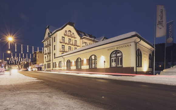 Winterliche Aussenansicht eines älteren mehrstöckigen Gebäudes im Jugendstil | © Davos Klosters Mountains 