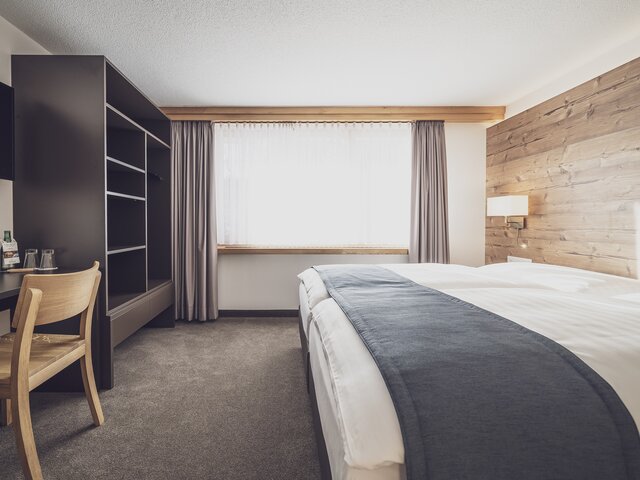 Doppelbett im Hotel Strela | © Davos Klosters Mountains