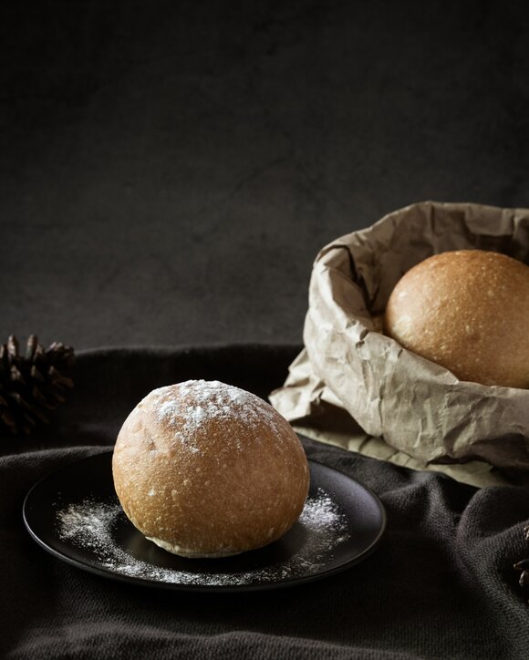 Brötchen des Brotservices auf einem Teller serviert | © Mae Mu