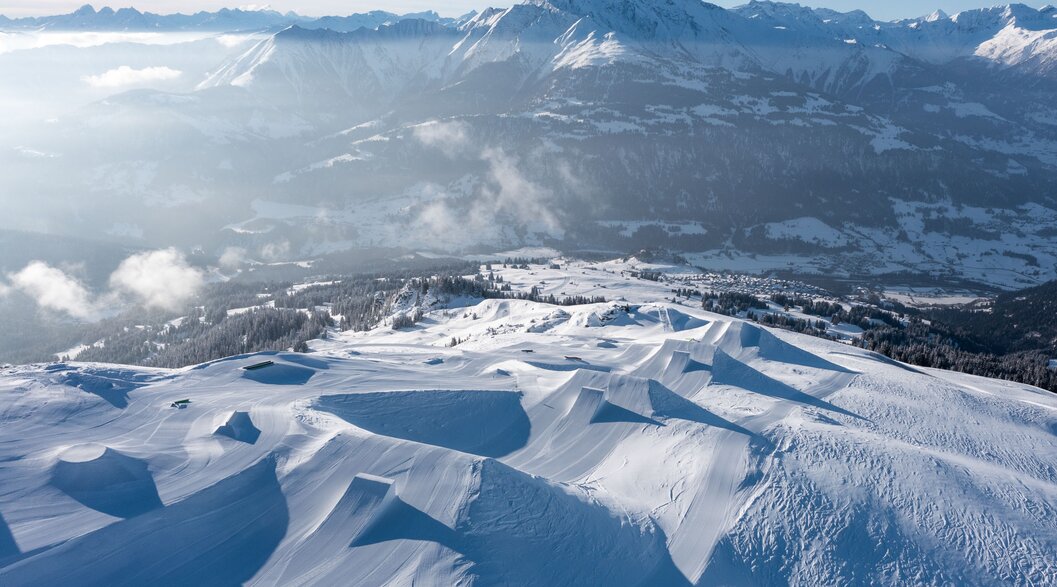 Panoramablick auf die Berge über einem Funpark | © Laax